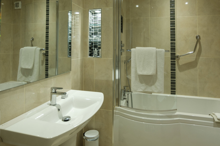 Bathroom 3, Park Inn by Radisson Shannon Airport