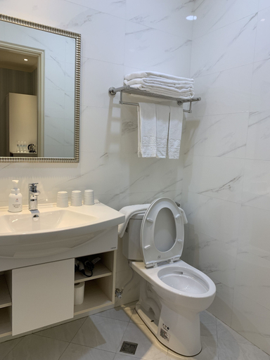 Bathroom 4, Joy Hotel, Taitung