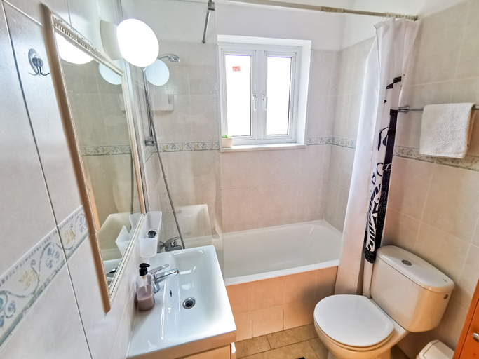 Bathroom 4, License to Chill Apartment, Larnaca