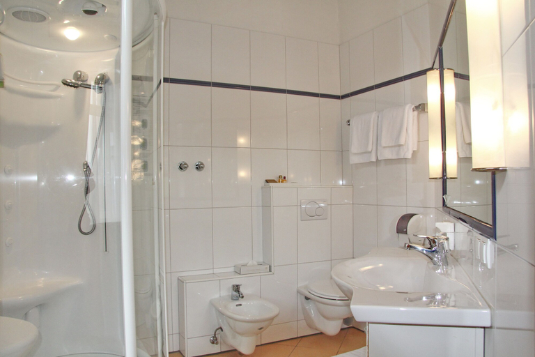 Bathroom 3, Bayrischer Hof, Wels