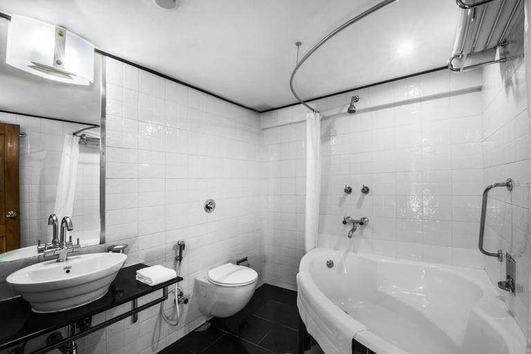 Bathroom 4, Honeymoon Inn, Kullu