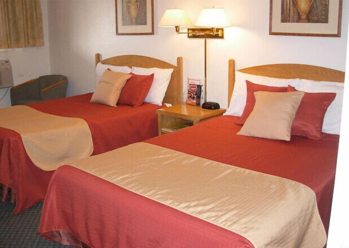 Bedroom 3, Red Carpet Motel, Marion