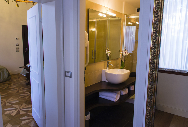 Bathroom 4, Sant Antonin, Venezia