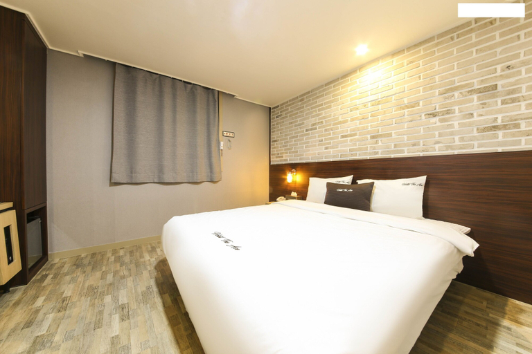 Bedroom 3, Hotel the Ace, Tongyeong
