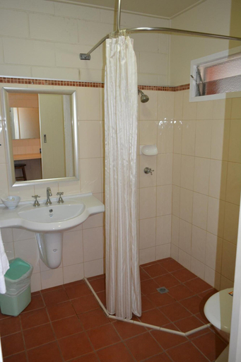Bathroom 4, Motel Oasis, Kingaroy