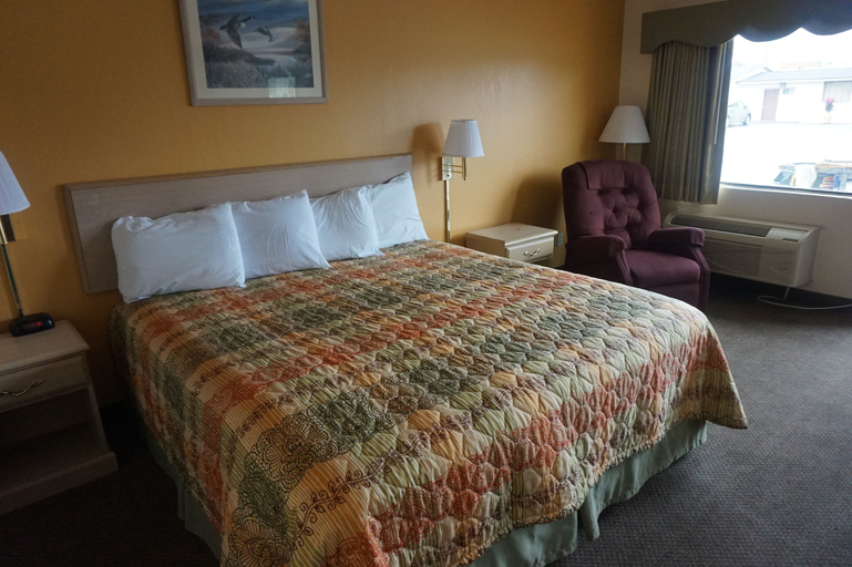 Bedroom 4, Pearsall Executive Inn, Frio