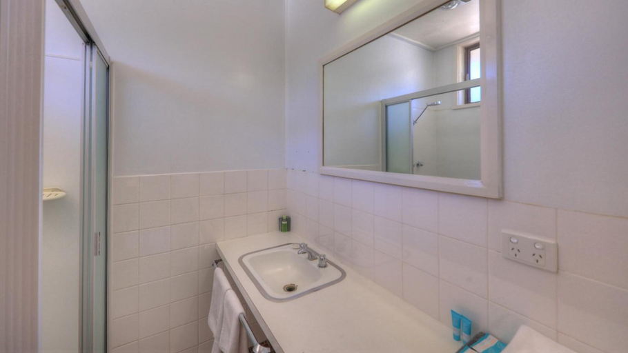 Bathroom 3, Paruna Motel, Swan Hill - Central