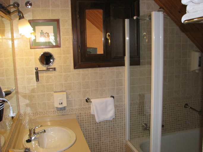 Bathroom 5, Aparthotel Sarrato, Huesca