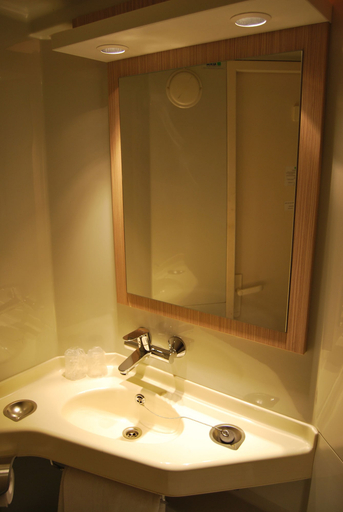Bathroom 5, Hotel Première Classe Vannes, Morbihan