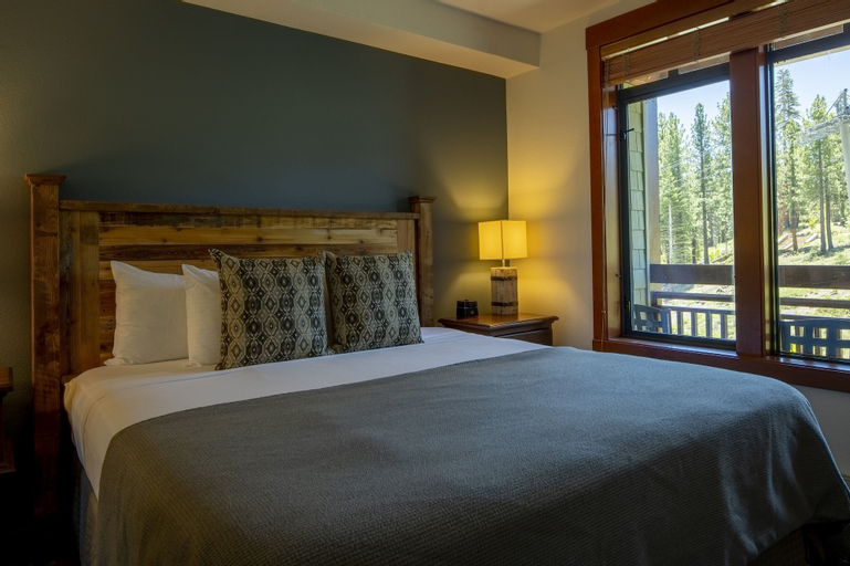Bedroom 3, The Village Lodge, Mono