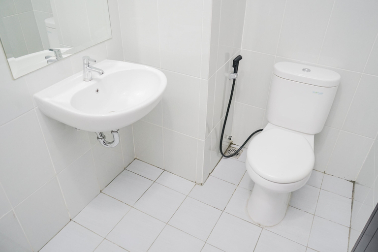 Bathroom 3, Exclusive Studio Room at Casa De Parco Apartment, Tangerang