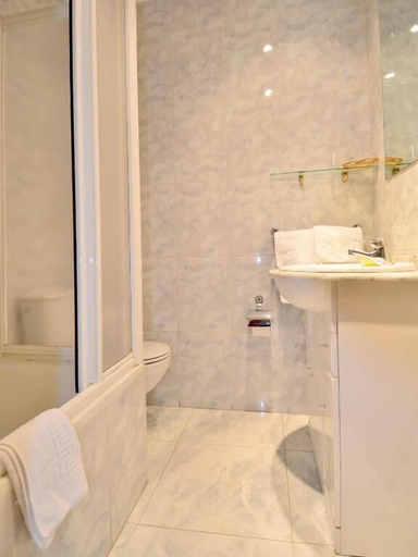 Bathroom 5, Hostal Sardinero, Madrid