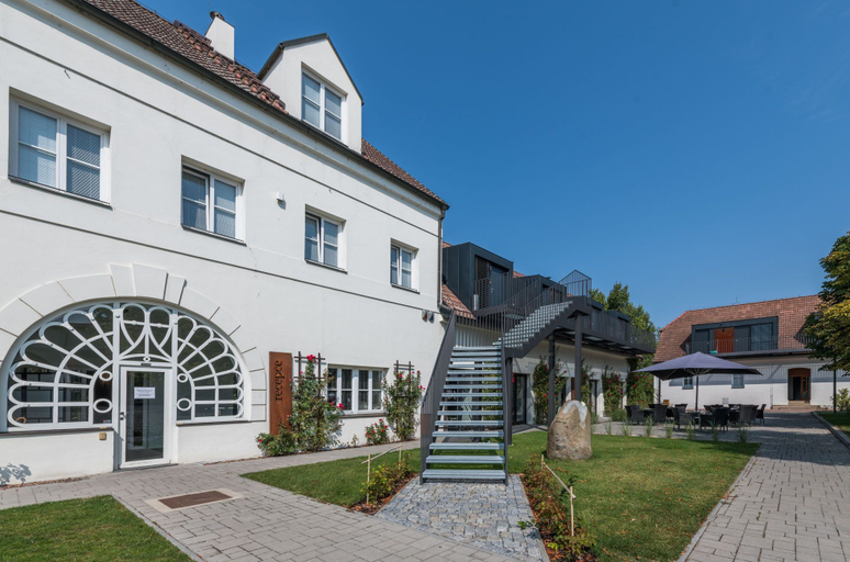 Exterior & Views 1, Yard Resort, Praha - východ