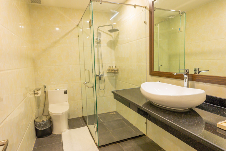 Bathroom, Viktor Legends Hotel, Móng Cái