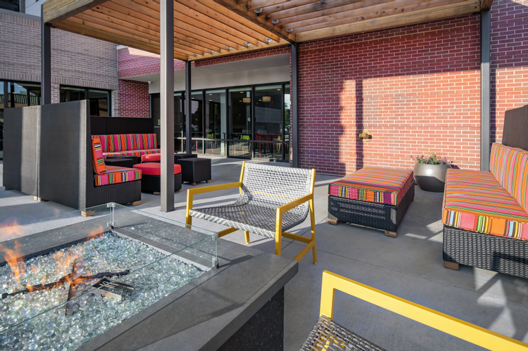 Exterior & Views 17