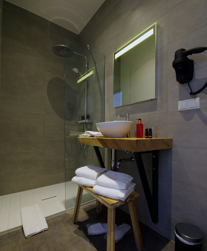 Bathroom 3, Hotel Restaurant Inn Naeldwyk, Naaldwijk