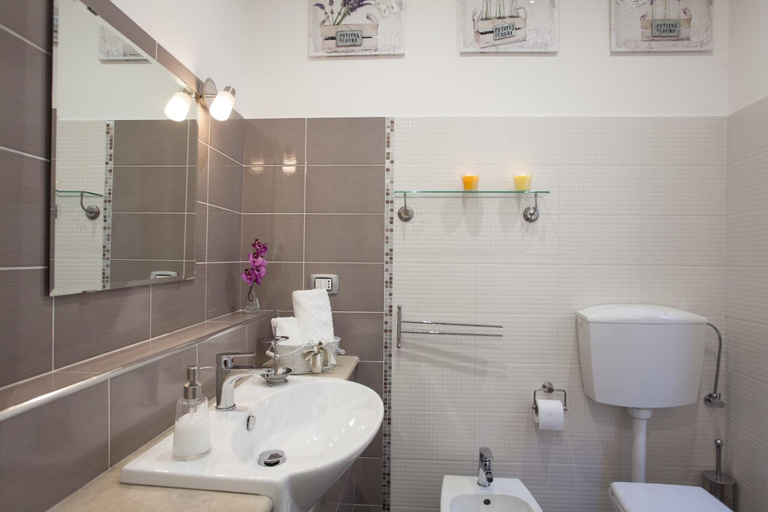 Bathroom 3, B&B La Pilozza Infiorata, Catania