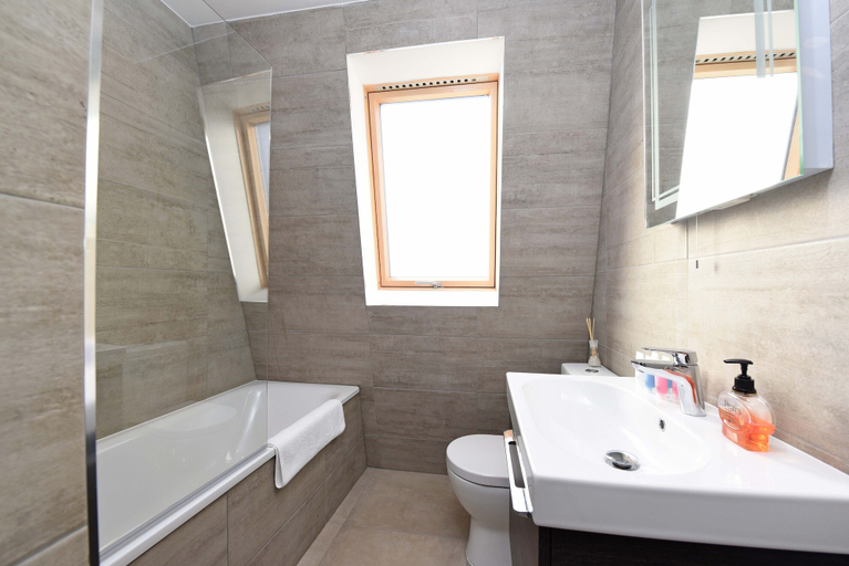 Bathroom 4, Modern & Spacious 2 Bed Apartment at Clapham Junction, London