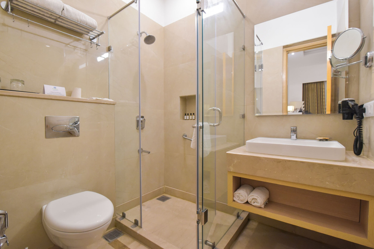 Bathroom 4, SureStay Hotel by Best Western Heritage Walk, Amritsar