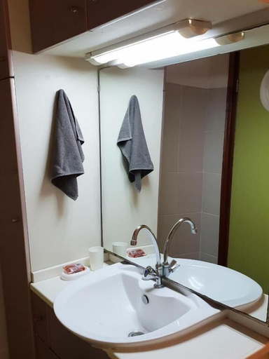 Bathroom 4, Amalia Apartments, Blauwgrond