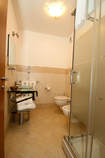 Bathroom 4, La Chioccia, Rome