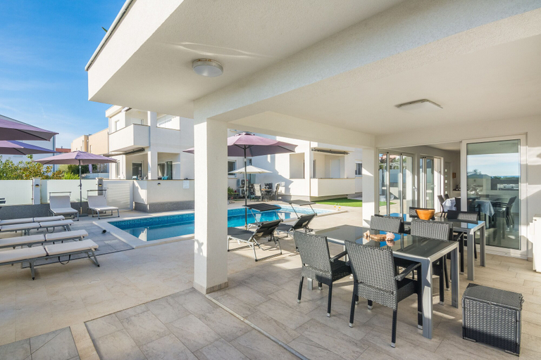 Food & Drinks, Apartments Olujic, Vir