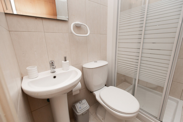 Bathroom, Laila's Comfortable City Apartment, Larnaca