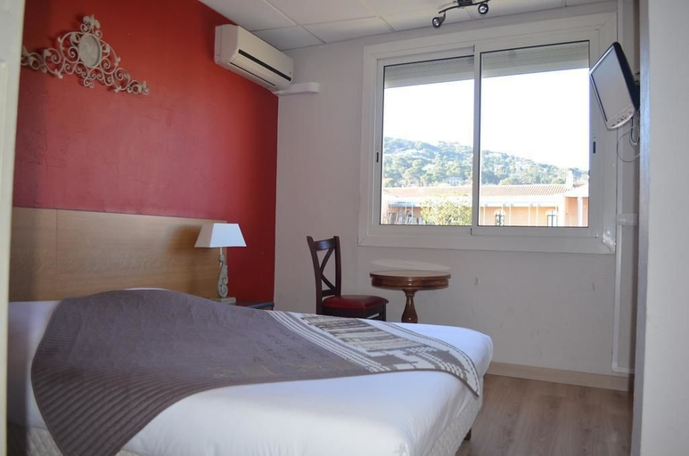 Bedroom 5, Hotel Regina, Hérault
