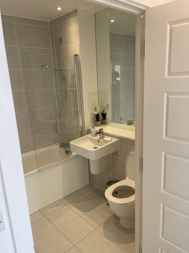 Bathroom 2, Beautiful 2-bed Apartment in London, London