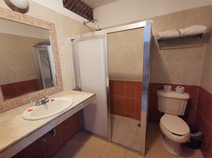 Bathroom 4, Las Dalias Inn, Mérida