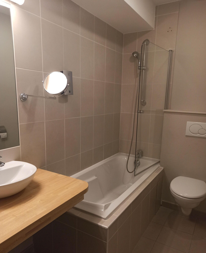 Bathroom 3, Le Nouvel, Drôme