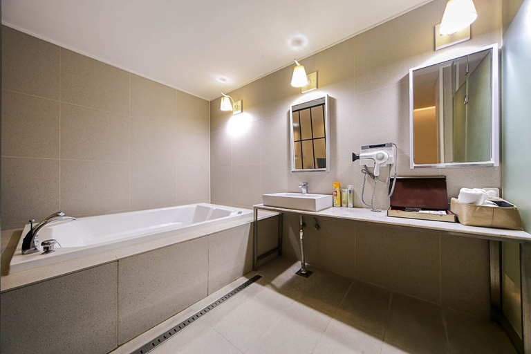 Bathroom 4, Hotel Myeongjak, Chuncheon