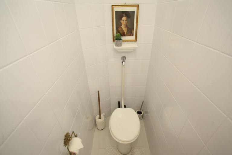 Bathroom 2, BP Apartments Main Street, Budapesti