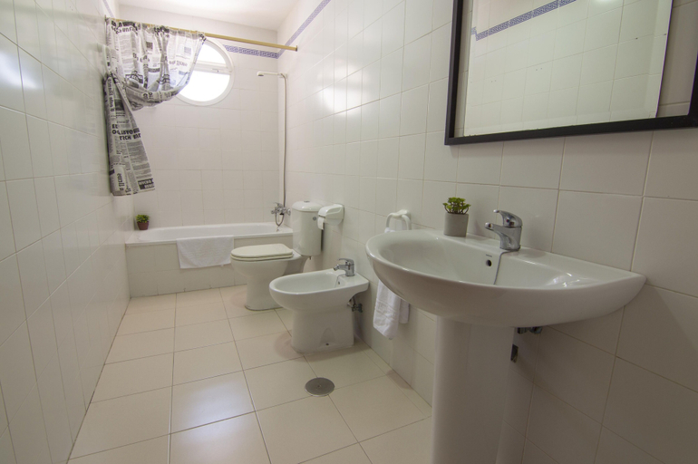 Bathroom, Los Angeles, Cádiz