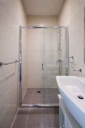Bathroom 3, Ocean Gardens B3