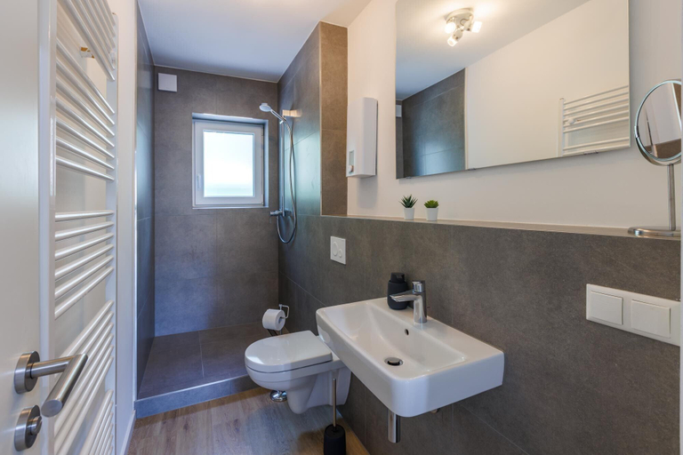 Bathroom 4, Glück Auf Appartements Schleiermacherstr, Duisburg