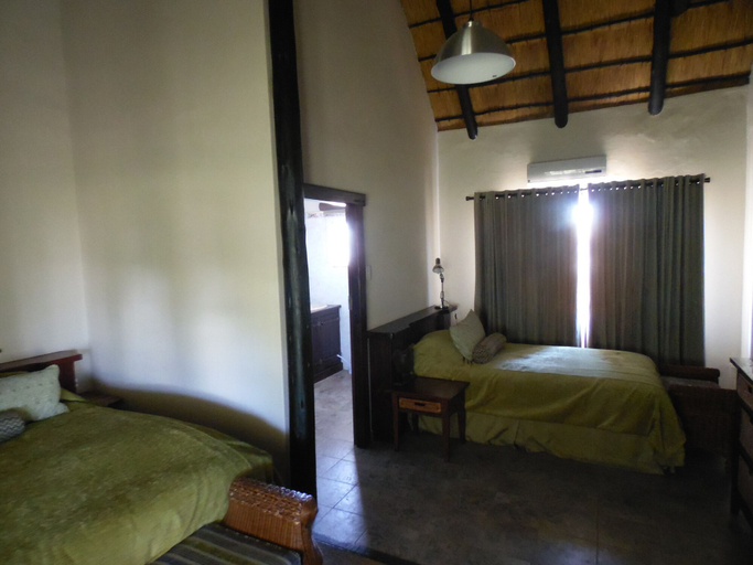 Bedroom 2, La Rochelle, Guinas