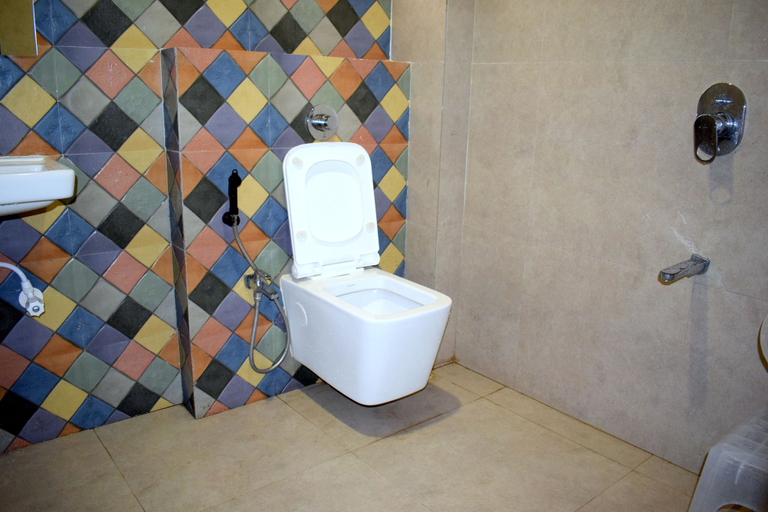 Bathroom 4, Hotel Kuber by Sky Stays, Devbhumi Dwarka
