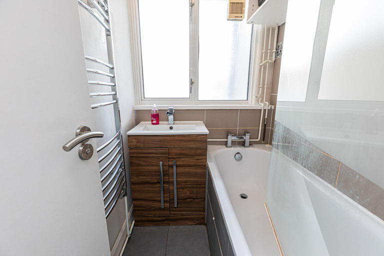 Bathroom 4, Tower Bridge Accommodation - 18, London