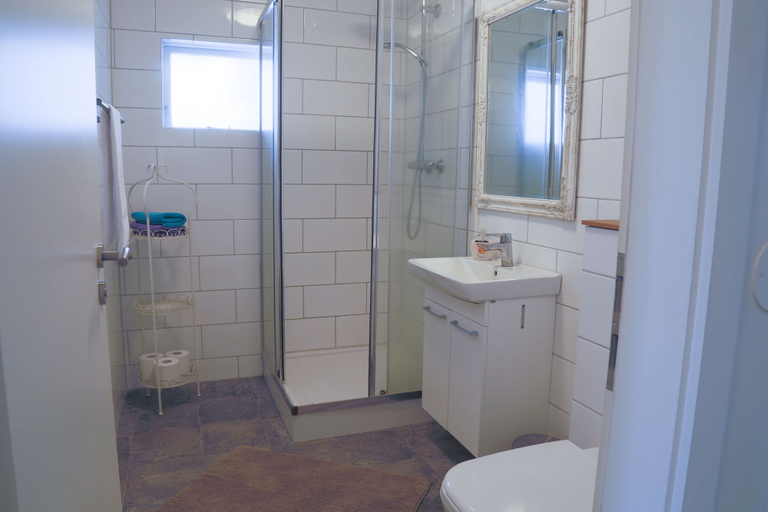 Bathroom, The Apartment - Öbbuhús, Borgarbyggð