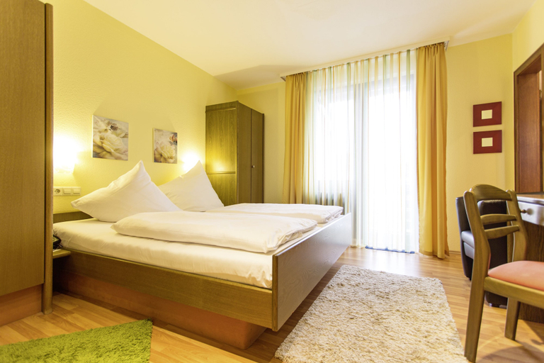 Bedroom 2, Hotel Kurparkblick, Südliche Weinstraße
