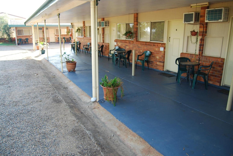 Others 5, Avocado Motor Inn, Isis
