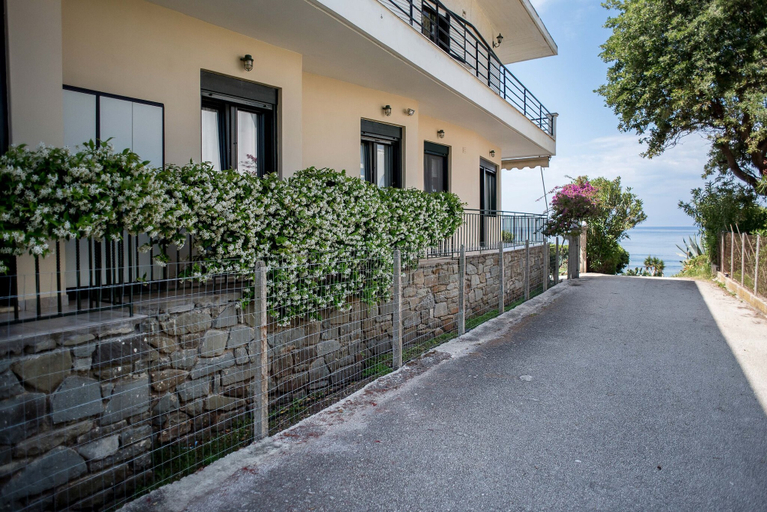 Exterior & Views, Oikia Eleanthi - Beachfront Garden Home, Epirus
