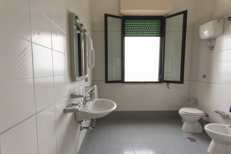 Bathroom 4, Albergo Palazzo, Lecce