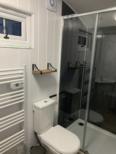 Bathroom 4, Charming Luxurious Rural Shepherds Hut, Hampshire