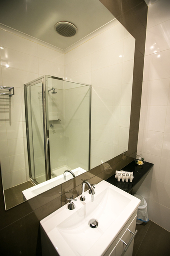 Bathroom 5, Gallery Apartments, Warrnambool