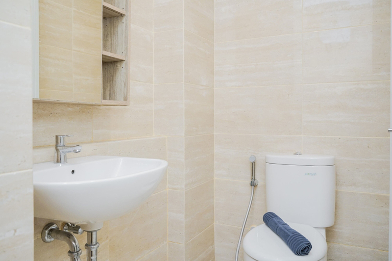Bathroom 3, Comfortable Studio Apartment at Springwood Residence, South Tangerang