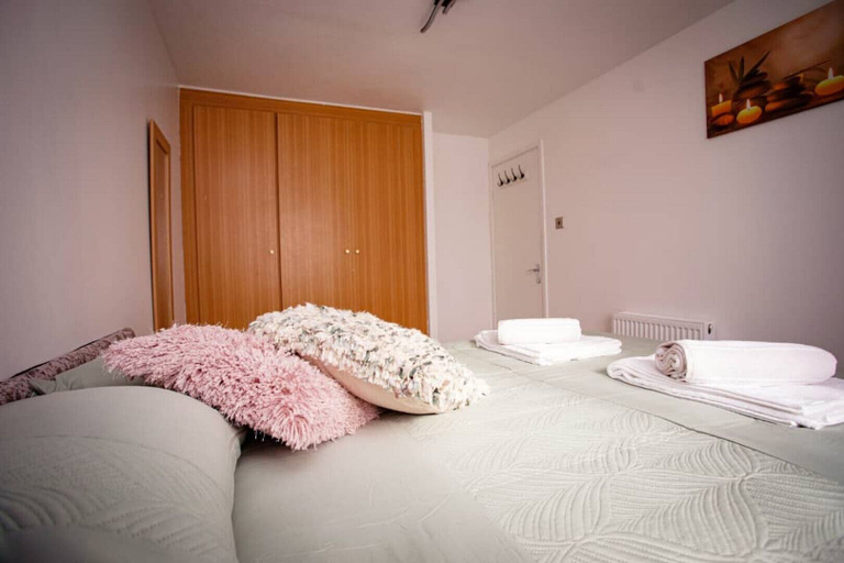 Bedroom 2, Cozy 3-bedroom Home in Luton, Luton