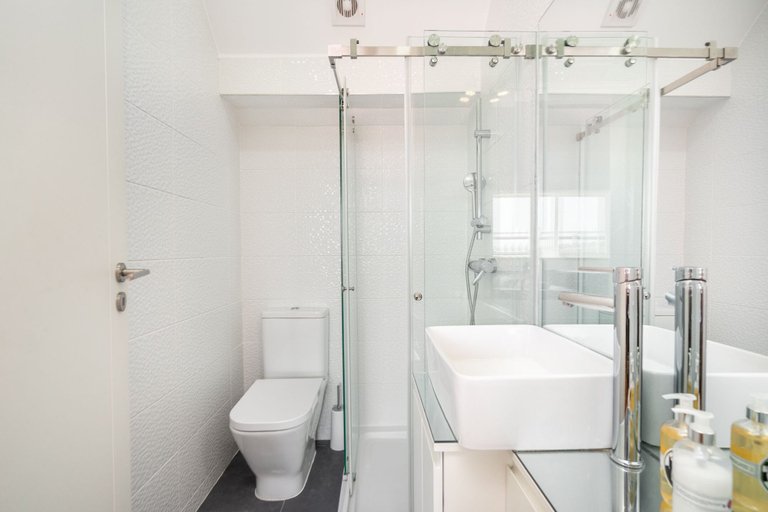 Bathroom, Premium River View Apartment, Lisbon