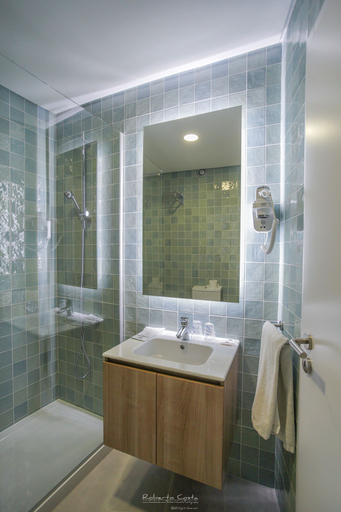 Bathroom 4, Hotel Teresinha, Praia da Vitória